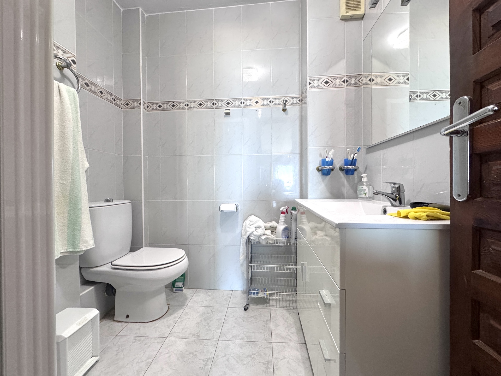 Full bathroom with shower, sink and toilet