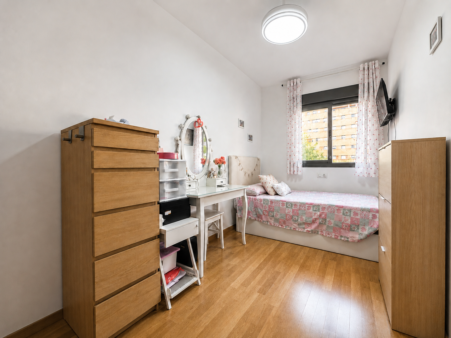 Children's bedroom with single bed and desk