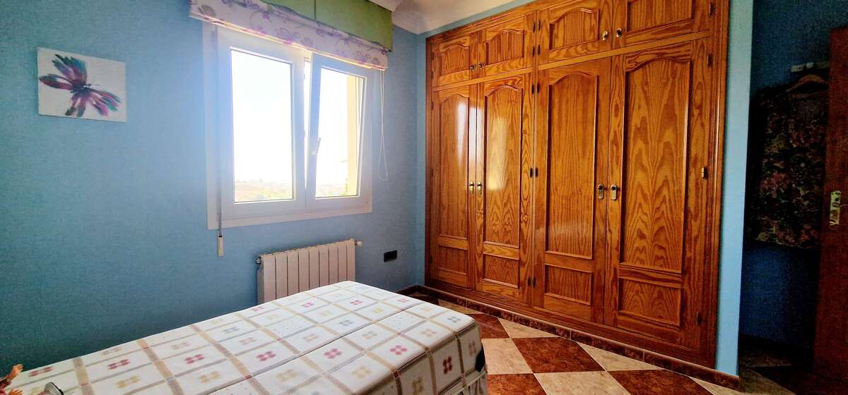 Single bedroom with large built-in wardrobe
