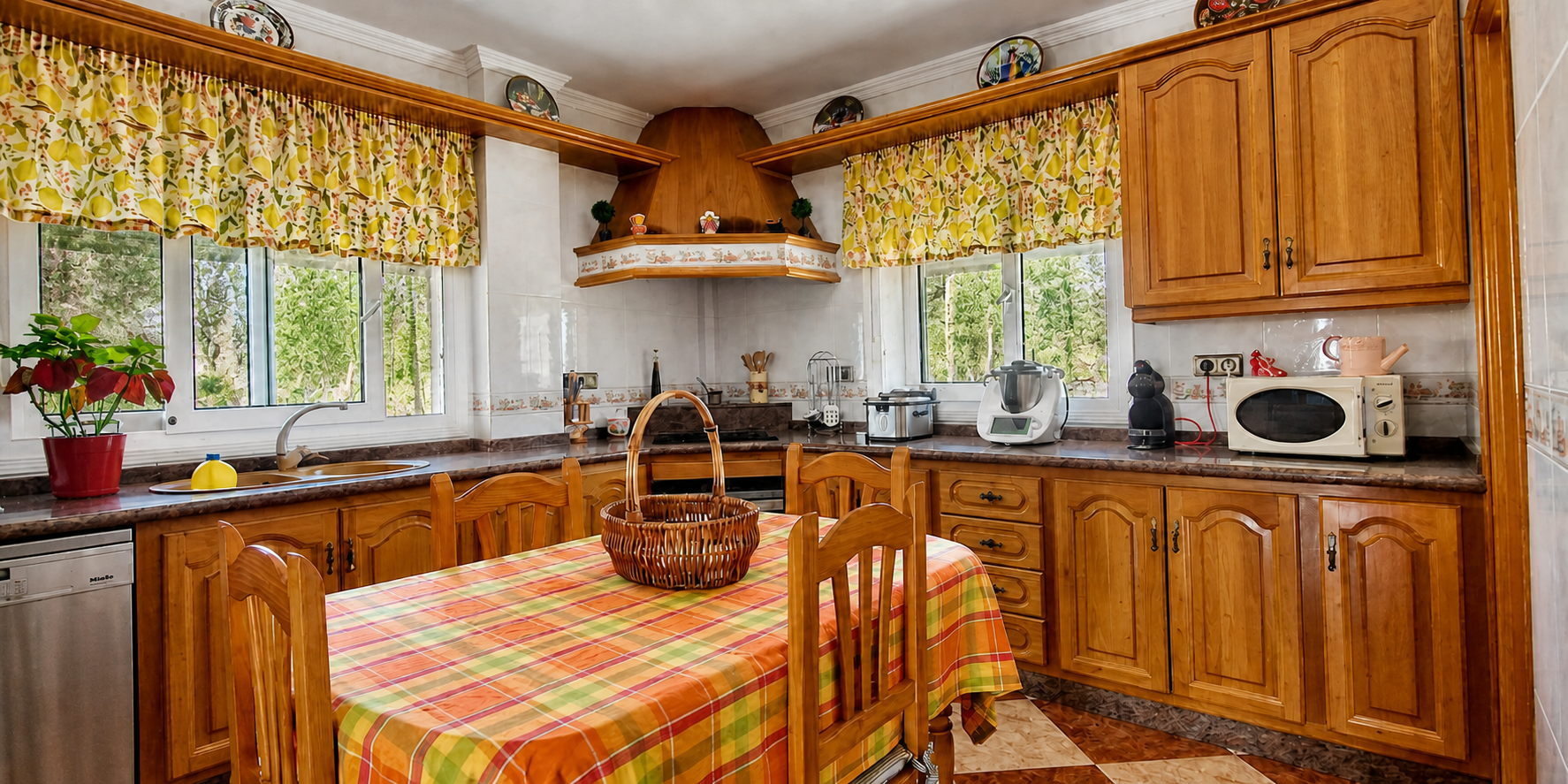 Fitted kitchen with central dining table