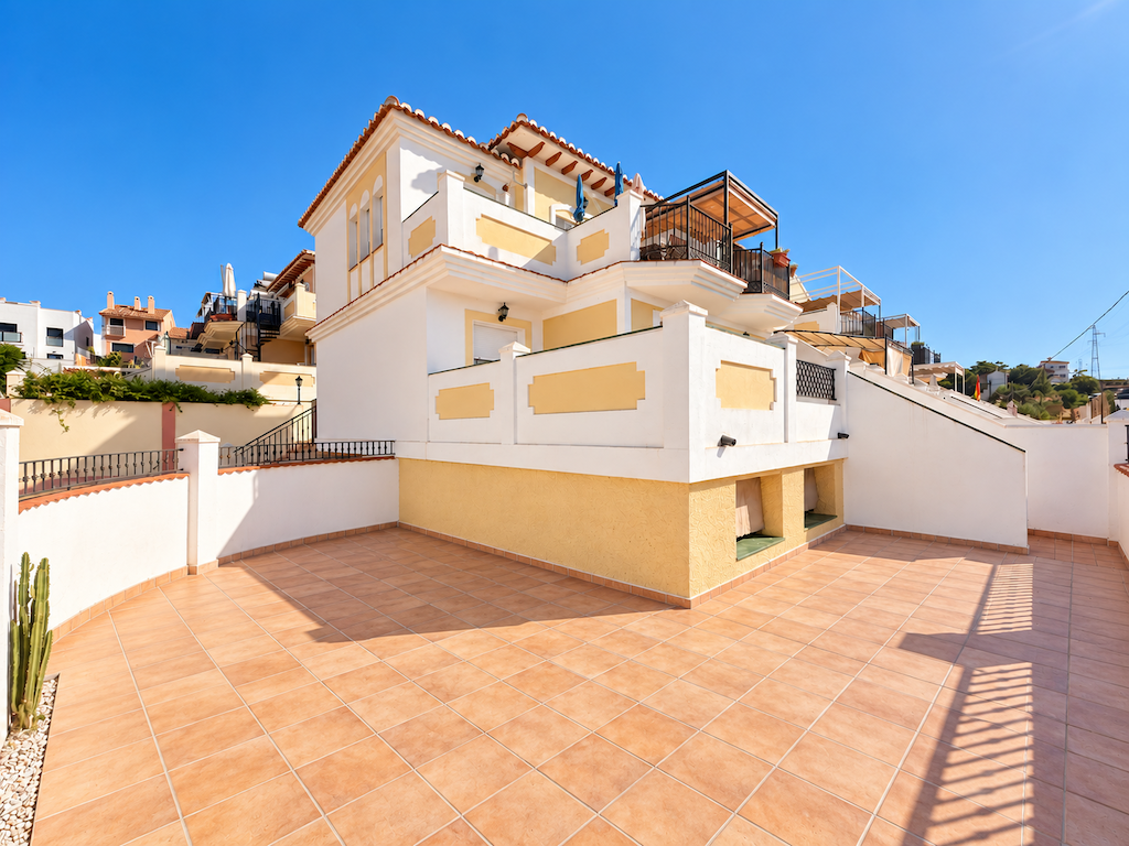 Semi-detached house for sale in Nerja with sea views. 2 parking spaces and storage room. Community pool.