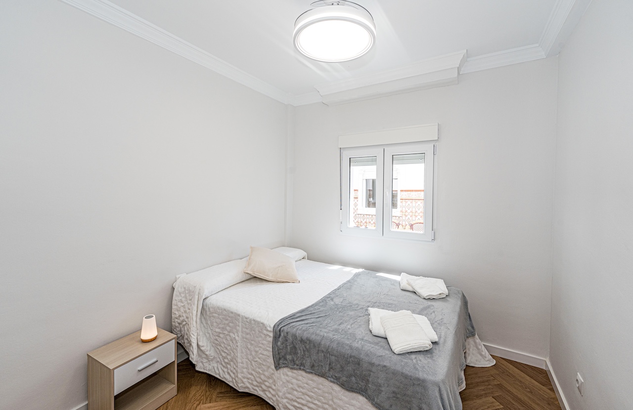 Single bedroom with window to patio
