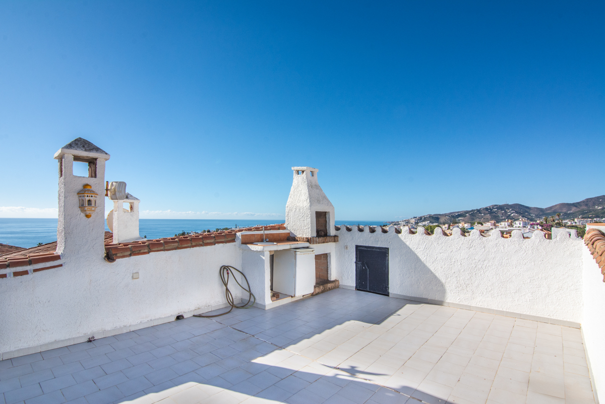 Large rooftop terrace with barbecue and sea views