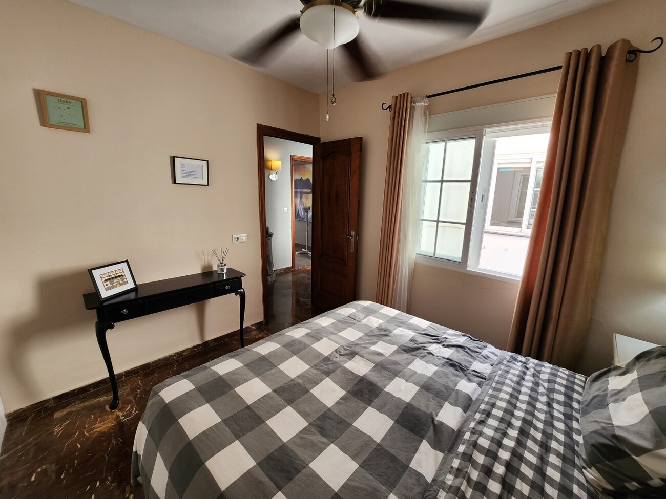 Single bedroom with bed and built-in wardrobe