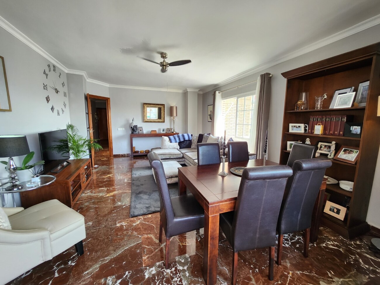 Spacious dining room with bookcase and lounge area