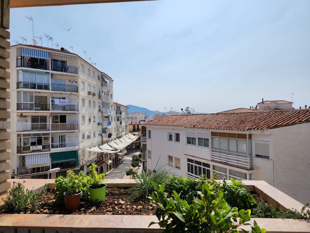 Open views to street and nearby buildings