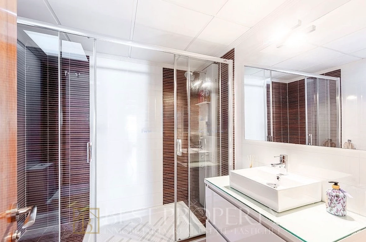 Luxury penthouse Plaza España Nerja - Image 18